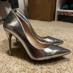 Aldo silver pumps size 8, used, still in good condition. Perfect for New Years!